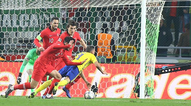 İsveçli futbolcudan ilginç iddia "Hakem penaltı sözü verdi"