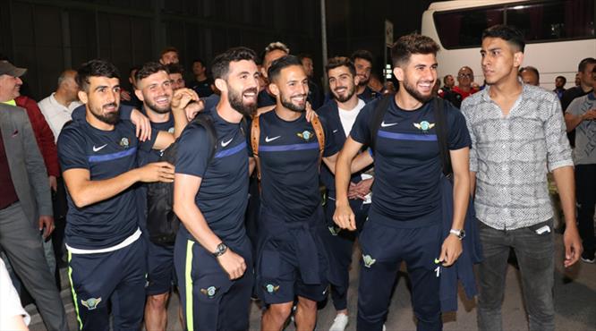 Akhisarspor'a çılgın karşılama