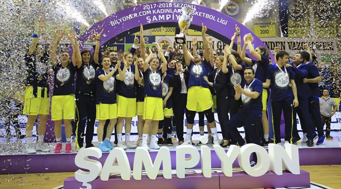 Şampiyon Fenerbahçe kupasını kaldırdı