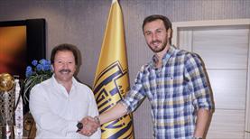 Korcan Çelikay yuvada kaldı