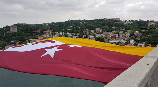 Galatasaray'ın bayrağı köprülere asıldı