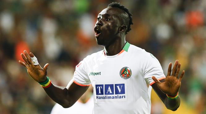 Sahnede yeniden Cisse var