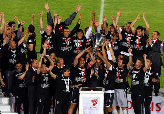 “Kupa yine Kartal’ın” 2008-09 BJK 4-2 FB
Yine İzmir Atatürk stadı, yine bir kupa finali yine Beşiktaş’ın zaferi. Türkiye Kupası’na 26 yıldır hasret kalan Fenerbahçe’nin önündeki engel yine Beşiktaş. Siyah-beyazlılar ezeli rakibine kupa yolunda bir kez daha taş koyuyor ve sahadan 4-2’lik galibiyetle ayrılıp, kupayı Avrupa yakasına götürüyordu. “Kupa yine Kartal’ın” 2008-09 BJK 4-2 FB
Yine İzmir Atatürk stadı, yine bir kupa finali yine Beşiktaş’ın zaferi. Türkiye Kupası’na 26 yıldır hasret kalan Fenerbahçe’nin önündeki engel yine Beşiktaş. Siyah-beyazlılar ezeli rakibine kupa yolunda bir kez daha taş koyuyor ve sahadan 4-2’lik galibiyetle ayrılıp, kupayı Avrupa yakasına götürüyordu.
