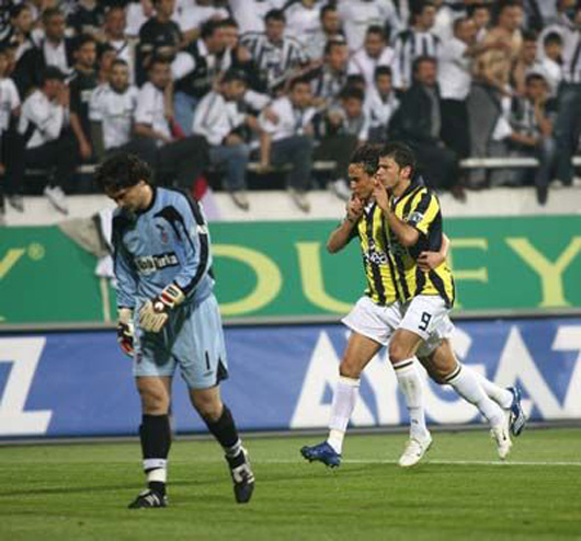 “Kezman’dan altın gol” BJK 0-1 FB (5 Mayıs 2007)
Kazananın şampiyon olacağı maçta Kezman’dan altın vuruş. 2006-2007 sezonunun en önemli maçında Beşiktaş İnönü’de Fenerbahçe’yi konuk ediyor. Kezman’ın golüyle sahadan galip ayrılan son yılların derbi fatihi sarı-kanaryalar 100. yılında şampiyonluğa uzanıyor. “Kezman’dan altın gol” BJK 0-1 FB (5 Mayıs 2007)
Kazananın şampiyon olacağı maçta Kezman’dan altın vuruş. 2006-2007 sezonunun en önemli maçında Beşiktaş İnönü’de Fenerbahçe’yi konuk ediyor. Kezman’ın golüyle sahadan galip ayrılan son yılların derbi fatihi sarı-kanaryalar 100. yılında şampiyonluğa uzanıyor.