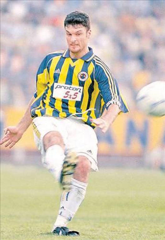 “Alpay formayı sahaya bıraktı” BJK 1-3 FB 2000
Fenerbahçe kazandı Beşiktaş kaybetti Galatasaray şampiyon oldu. 2000 yılının son derbisinde Fenerbahçe Beşiktaş’ı 3-1 yenince Galatasaray maça çıkmadan şampiyonluğunu ilan ediyor. Maçın en unutulmaz olayı ise sansasyonel bir şekilde Fenerbahçe’ye transfer olan Alpay’ın kendisine yapılan küfürlü tezarühata karşılık olarak sarı-lacivert formayı İnönü’nün ortasına bırakması oluyor. “Alpay formayı sahaya bıraktı” BJK 1-3 FB 2000
Fenerbahçe kazandı Beşiktaş kaybetti Galatasaray şampiyon oldu. 2000 yılının son derbisinde Fenerbahçe Beşiktaş’ı 3-1 yenince Galatasaray maça çıkmadan şampiyonluğunu ilan ediyor. Maçın en unutulmaz olayı ise sansasyonel bir şekilde Fenerbahçe’ye transfer olan Alpay’ın kendisine yapılan küfürlü tezarühata karşılık olarak sarı-lacivert formayı İnönü’nün ortasına bırakması oluyor.