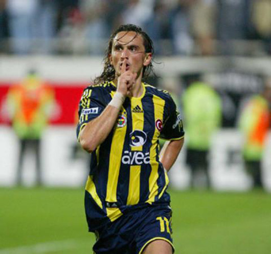 “Kalpler durdu, Tuncay durmadı” 2005-06 BJK-FB 1-2
Nefeslerin tutulduğu, 90 artılarda gelen iki golle heyecanın tavan yaptığı bir maç. Ezeli rakiplerin İnönü stadındaki kapışmasında Beşiktaş Anelka’dan yediği golle maçı uzun süre 1-0 yenik götürüyor. Duraklama dakikalarında Fener kalesine müthiş bir füze göndererek durumu eşitleyen Kleberson’a cevabı yine uzatma dakikalarında pes etmeyi hiç sevmeyen bir yıldız Tuncay Şanlı veriyordu. “Kalpler durdu, Tuncay durmadı” 2005-06 BJK-FB 1-2
Nefeslerin tutulduğu, 90 artılarda gelen iki golle heyecanın tavan yaptığı bir maç. Ezeli rakiplerin İnönü stadındaki kapışmasında Beşiktaş Anelka’dan yediği golle maçı uzun süre 1-0 yenik götürüyor. Duraklama dakikalarında Fener kalesine müthiş bir füze göndererek durumu eşitleyen Kleberson’a cevabı yine uzatma dakikalarında pes etmeyi hiç sevmeyen bir yıldız Tuncay Şanlı veriyordu.