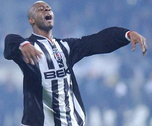 “Pascal'ın son maçı” BJK 2-0 FB
Belki bu maç değil ama Pascal Nouma’nın sansasyonal gol sevinci unutulmazlar arasındaki yerini aldı. 100. yılında Beşiktaş şampiyonluk yolunda emin adımlarla ilerlerken Fenerbahçe’yi İnönü’de Nouma ve Sergen’in golleriyle 2-0 mağlup ediyor. Karşılaşmanın en unutulmaz anı ise Nouma’nın attığı golden sonra sevincini görülmemiş bir hareketle kutlaması oluyordu. “Pascal'ın son maçı” BJK 2-0 FB
Belki bu maç değil ama Pascal Nouma’nın sansasyonal gol sevinci unutulmazlar arasındaki yerini aldı. 100. yılında Beşiktaş şampiyonluk yolunda emin adımlarla ilerlerken Fenerbahçe’yi İnönü’de Nouma ve Sergen’in golleriyle 2-0 mağlup ediyor. Karşılaşmanın en unutulmaz anı ise Nouma’nın attığı golden sonra sevincini görülmemiş bir hareketle kutlaması oluyordu.