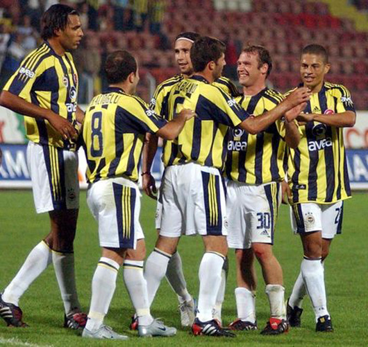 “Fener şampiyonluğa, Beşiktaş kongreye” BJK 1-3 FB (25 Nisan 2004)
2003-2004 sezonunda ligin ilk yarısını 11 puan önde kapatan Beşiktaş Ocak ayından sonra önlemez bir düşüş yaşayıp liderliği Fenerbahçe’ye kaptırıyor. İnönü’deki final niteliğindeki buluşmada Sarı-Kanaryalar rakibine son darbeyi indirip maçı 3-1 kazanınca Beşiktaş Başkanı Serdar Bilgili ertesi gün kongre kararı alıyor. “Fener şampiyonluğa, Beşiktaş kongreye” BJK 1-3 FB (25 Nisan 2004)
2003-2004 sezonunda ligin ilk yarısını 11 puan önde kapatan Beşiktaş Ocak ayından sonra önlemez bir düşüş yaşayıp liderliği Fenerbahçe’ye kaptırıyor. İnönü’deki final niteliğindeki buluşmada Sarı-Kanaryalar rakibine son darbeyi indirip maçı 3-1 kazanınca Beşiktaş Başkanı Serdar Bilgili ertesi gün kongre kararı alıyor.