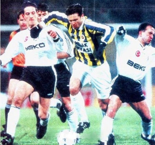 Derbi tarihinin en erken golü Boliç’ten” BJK 1-2 FB (10 Mart 1996)
İnönü stadında buz gibi bir hava. Daha dakika dolmadan 15.saniyede Fenerbahçe Boliç’le öne geçiyor. Maçı da 2-1 kazanan Sarı-Kanaryalar şampiyon bitirdikleri sezonda en önemli 3 puanlardan birini İnönü’den çıkartıyor.
Derbi tarihinin en erken golü Boliç’ten” BJK 1-2 FB (10 Mart 1996)
İnönü stadında buz gibi bir hava. Daha dakika dolmadan 15.saniyede Fenerbahçe Boliç’le öne geçiyor. Maçı da 2-1 kazanan Sarı-Kanaryalar şampiyon bitirdikleri sezonda en önemli 3 puanlardan birini İnönü’den çıkartıyor.