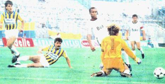 “Ferdinand’ın unutulmaz slalomu” FB 0-1 BJK (21 Haziran 1989)
Les Ferdinand sadece 1 yıl oynadığı Beşiktaş’ta taraftarın sevgilisi olmayı başarırken, Fenerbahçe ağlarına da müthiş bir slalom gol bıraktı. 1989 yılının Türkiye Kupası ilk maçında Fenerbahçe ile Beşiktaş Fenerbahçe stadında karşı karşıya. Kara-Kartalın sahadan 1-0 galip ayrıldığı maçın en unutulmaz anı hiç şüphesiz Ferdinand’ın golüydü. “Ferdinand’ın unutulmaz slalomu” FB 0-1 BJK (21 Haziran 1989)
Les Ferdinand sadece 1 yıl oynadığı Beşiktaş’ta taraftarın sevgilisi olmayı başarırken, Fenerbahçe ağlarına da müthiş bir slalom gol bıraktı. 1989 yılının Türkiye Kupası ilk maçında Fenerbahçe ile Beşiktaş Fenerbahçe stadında karşı karşıya. Kara-Kartalın sahadan 1-0 galip ayrıldığı maçın en unutulmaz anı hiç şüphesiz Ferdinand’ın golüydü.