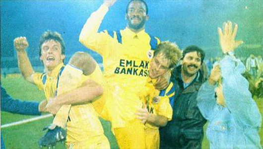“103 gollü şampiyonluğun final maçı” FB 2-1 BJK (18 Mart 1989)
Fenerbahçe’nin 103 golle şampiyon olduğu sezonun kilometre taşı maçlarından biri. 1988-89 sezonunda fırtına gibi esen ve şampiyonluk ipini 103 gol atarak göğüsleyen sarı-kanaryalar ligin final maçında, 3 yıldır mağlup edemediği Beşiktaş’ı 2-1 yeniyordu. “103 gollü şampiyonluğun final maçı” FB 2-1 BJK (18 Mart 1989)
Fenerbahçe’nin 103 golle şampiyon olduğu sezonun kilometre taşı maçlarından biri. 1988-89 sezonunda fırtına gibi esen ve şampiyonluk ipini 103 gol atarak göğüsleyen sarı-kanaryalar ligin final maçında, 3 yıldır mağlup edemediği Beşiktaş’ı 2-1 yeniyordu.