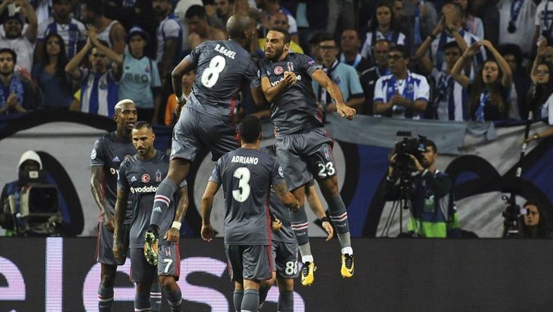 Beşiktaş 2017- 2018 sezonunda Devler Ligi'nde Porto'yu deplasmanda 3-1 yendi. Beşiktaş 2017- 2018 sezonunda Devler Ligi'nde Porto'yu deplasmanda 3-1 yendi.