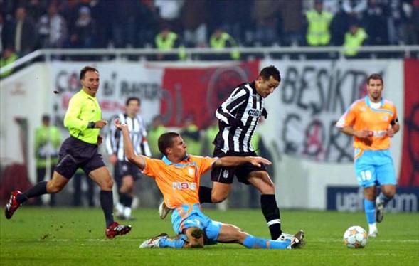 Beşiktaş 2007-2008 sezonunda Şampiyonlar Ligi A Grubu maçında Marsilya'yı 2-1 mağlup etti. Beşiktaş 2007-2008 sezonunda Şampiyonlar Ligi A Grubu maçında Marsilya'yı 2-1 mağlup etti.