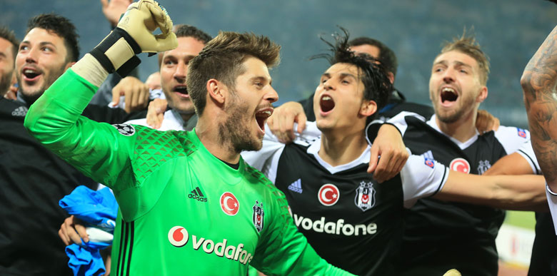 Beşiktaş'ın bu sezonki ilk Avrupa zaferi ise San Paolo'da Napoli karşısındaydı. Siyah beyazlılar, İtalyan ekibini 3-2 yenerek tarihi zaferlerine bir yenisini daha eklemişti. Beşiktaş'ın bu sezonki ilk Avrupa zaferi ise San Paolo'da Napoli karşısındaydı. Siyah beyazlılar, İtalyan ekibini 3-2 yenerek tarihi zaferlerine bir yenisini daha eklemişti.