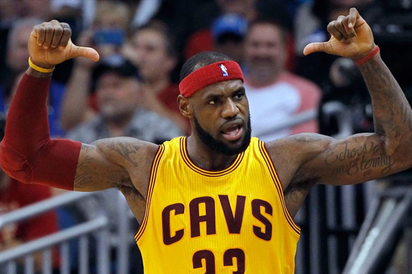 LeBron James, 55 milyonu sponsorlardan olmak üzere 86 milyon dolarlık geliriyle üst üste üçüncü kez NBA'in en çok kazanan basketbolcuları listesinde zirvede yer aldı. LeBron James, 55 milyonu sponsorlardan olmak üzere 86 milyon dolarlık geliriyle üst üste üçüncü kez NBA'in en çok kazanan basketbolcuları listesinde zirvede yer aldı.