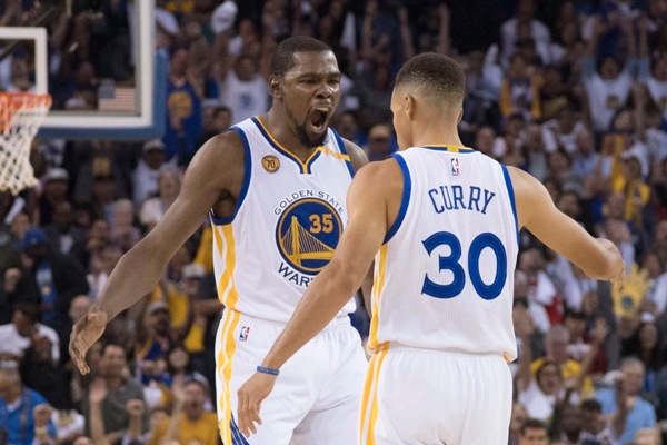 Sıralamada Golden State Warriors'ın yıldız basketbolcuları Kevin Durant 62,5 milyon, Stephen Curry ise 47,1 milyon dolarla James'i takip etti. Sıralamada Golden State Warriors'ın yıldız basketbolcuları Kevin Durant 62,5 milyon, Stephen Curry ise 47,1 milyon dolarla James'i takip etti.