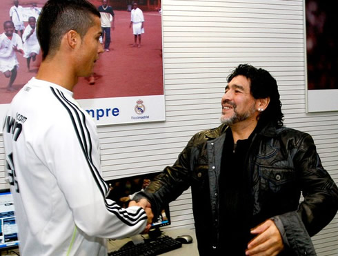 Arjantinli efsane futbolcu Diego Maradona, Real Madrid'in yıldızı Cristiano Ronaldo'dan övgüyle bahsetti. Arjantinli efsane futbolcu Diego Maradona, Real Madrid'in yıldızı Cristiano Ronaldo'dan övgüyle bahsetti.