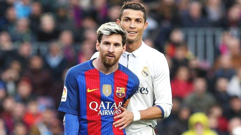 Barcelona'nın Arjantinli yıldızı Lionel Messi ile Ronaldo'yu kıyaslayan 56 yaşındaki futbol adamı, "Yine de Messi'yi tercih ederim. Futbol oynarken zevk alıyor ve rakiplerini kolaylıkla geçebiliyor." diye konuştu. Barcelona'nın Arjantinli yıldızı Lionel Messi ile Ronaldo'yu kıyaslayan 56 yaşındaki futbol adamı, "Yine de Messi'yi tercih ederim. Futbol oynarken zevk alıyor ve rakiplerini kolaylıkla geçebiliyor." diye konuştu.