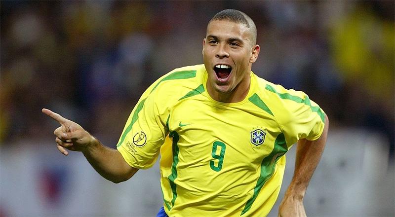 Ronaldo | Brezilya | 15 | Katıldığı kupalar: 1994, 1998, 2002, 2006