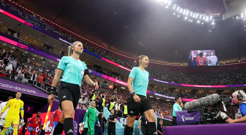 UEFA Şampiyonlar Ligi'nde görev alan ilk kadın hakem unvanının sahibi olan 38 yaşındaki Fransız hakem, İstanbul'da oynanan 2019 UEFA Süper Kupa maçında da düdük çalmıştı.