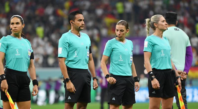 Stephanie Frappart, 1930'dan bu yana düzenlenen dünya futbolunun milli takımlar düzeyindeki bir numaralı organizasyonunda düdük çalacak ilk kadın hakem olarak tarihe geçti.
