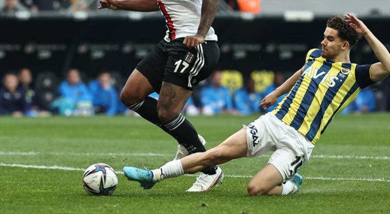 Ferdi Kadıoğlu, bu sezon Fenerbahçe formasıyla Spor Toto Süper Lig'de 12 maçta forma giydi ve iki asistle oynadı. 