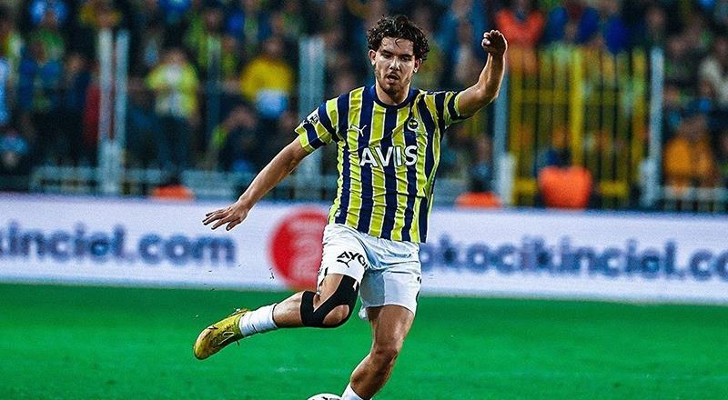 Fenerbahçe'nin 23 yaşındaki kanat oyuncusunun birden fazla pozisyonda oynuyor olması Milan'ın bu transferde çok istekli olmasını sağlıyor. 