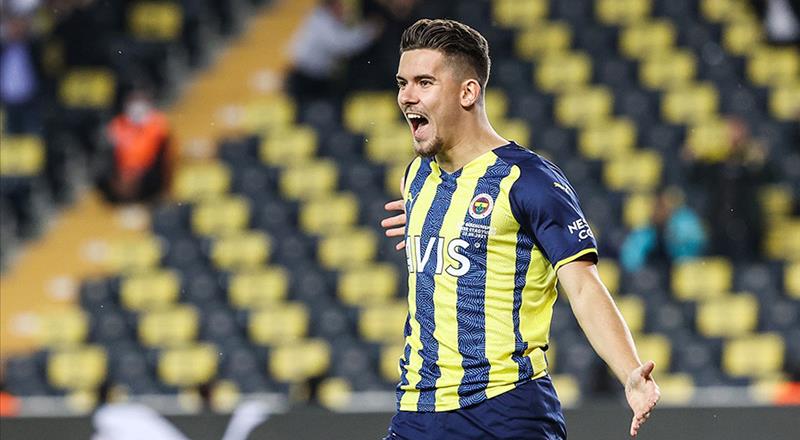 La Gazzetta dello Sport'un haberine göre, Ferdi Kadıoğlu'nun babası, transferi onaylıyor ve oğlunun Milan'a transfer olmasını istiyor.
