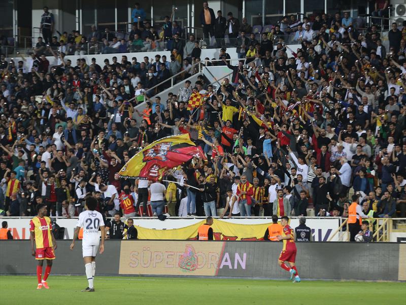 Serdar Aziz'in Süper Lig kariyerinde attığı 20 golün 16'sı kornerden geldi.