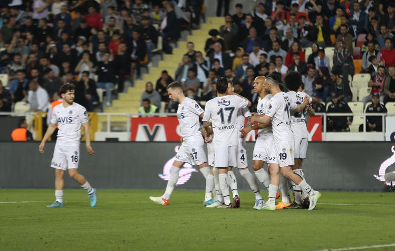 Yeni Malatyaspor ile her iki yarıda da oynadığı Süper Lig maçlarını da kazanan Fenerbahçe, bu sezon ligde en fazla rakibine karşı duble yapan takım oldu (7).