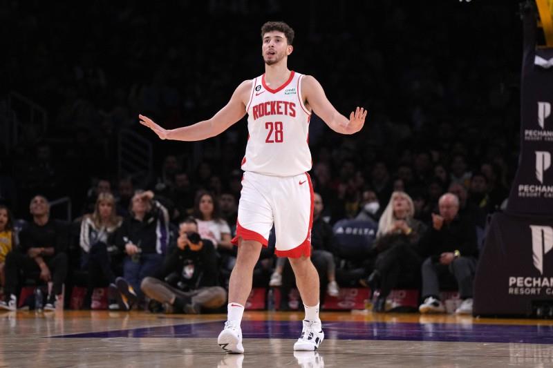 NBA takımlarında Houston Rockets ile başarılarına Amerika Birleşik Devletleri'nde devam eden ve sağlam adımlarla ismini dünyaya duyurmaya başlayan Alperen Şengün, geçtiğimiz günlerde NBA'de en genç 'triple-double' yapan pivot olurken, Houston Rockets'ın Los Angeles Lakers ile karşılaştığı maçta da Shaquille O'Neal'i geride bırakarak '30 sayı, 10 ribaund ve 5 asist' istatistiklerini yakalayan en genç pivot oldu. 