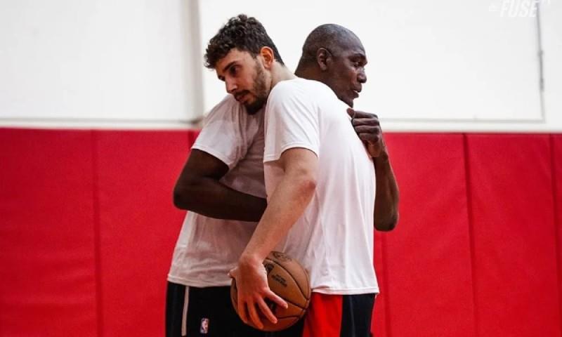 Houston Rockets'ın ve NBA'in efsane ismi Hakeem Olajuwon ile antrenman yapma fırsatı bulan Alperen hakkında ise Olajuwon, "Sonunda beraber çalışabildik ve bu harikaydı. Türkiye’deki koçu onun benim en büyük hayranlarımdan biri olduğunu söylemişti. Bu yüzden bir temeli vardı. Şimdi ise idmanlarla detaylara iniyoruz. Çok genç ve heyecanlı. Öğrenmeyi çok seviyor. Bu da önemli bir özellik. Basketbol artık değişti. Post’ta kalamıyorsunuz. Oyununuzu hem içeride hem dışarıda oynamanız gerek. Çok iyi bir kumaşı var. Çok yaratıcı bir oyuncu. Rakiplerini kandırıyor. Kendine güveniyor. Onun ne kadar esnek ve çevik olduğunu görünce büyülendim. İdmandan önce esneme yaparken bir fotoğrafını çektim ve onun ne kadar esnek olduğunu iyice fark ettim." şeklinde konuşmuştu.