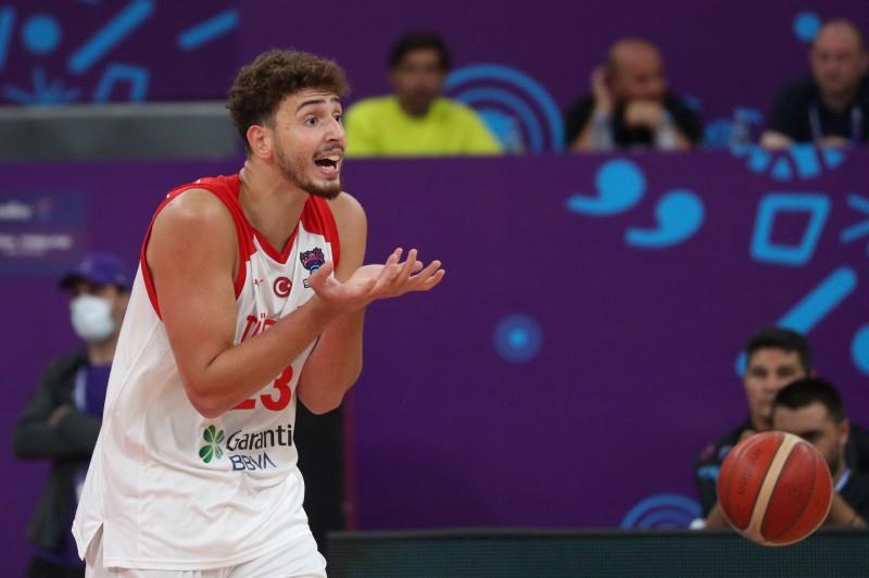 Genç Milli Takım ve A Milli Takım'da da şans bulan Alperen Şengün, 2023 FIBA Dünya Kupası Elemeleri'nde iki maçta görev aldı. Maç başına 25 dakika sahada kaldı ve 12.5 sayı, 7 ribaund, 1 asist ortalaması tutturdu.

