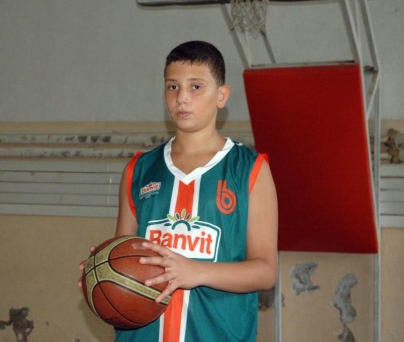 Giresun Üniversitesi Spor Kulübü ile katıldığı bir minikler turnuvasında dikkatleri üzerine çeken Alperen, Banvit'in antrenörü Ahmet Gürgen tarafından çok beğenildi ve çok küçük yaşlarda Giresun'dan ayrılarak Banvit Kırmızı ile profesyonelliğe ilk adımını attı. 
