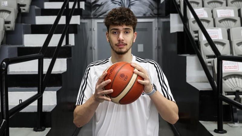 Şengün, Banvit kariyeri sonrasında ise genç bir kadro ile yapılanmaya giren Beşiktaş'a 3 yıllık imzayı attı. İmzayı henüz 18 yaşında iken atan Alperen Şengün, komple oyununu basketbolseverlere sergilemeye başladı. 