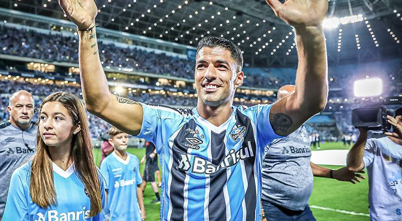 Geçen hafta anlaşmaya vardığı Brezilya temsilcisi ile Aralık 2024'e kadar sözleşme imzalayan 35 yaşındaki Suarez için Gremio Arena'da hava fişek gösterileri eşliğinde düzenlenen imza törenine katılan taraftarlar, futbolcu lehine uzun süre tezahüratta bulundu.
Geçen hafta anlaşmaya vardığı Brezilya temsilcisi ile Aralık 2024'e kadar sözleşme imzalayan 35 yaşındaki Suarez için Gremio Arena'da hava fişek gösterileri eşliğinde düzenlenen imza törenine katılan taraftarlar, futbolcu lehine uzun süre tezahüratta bulundu.