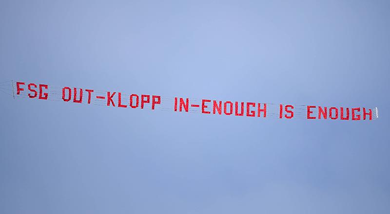 Taraftarlar, bir uçağın arkasına "FSG dışarı, Klopp içeri. Yeter artık" mesajı yazdırarak Anfield'ın semalarında uçurdu. Taraftarlar, bir uçağın arkasına "FSG dışarı, Klopp içeri. Yeter artık" mesajı yazdırarak Anfield'ın semalarında uçurdu.