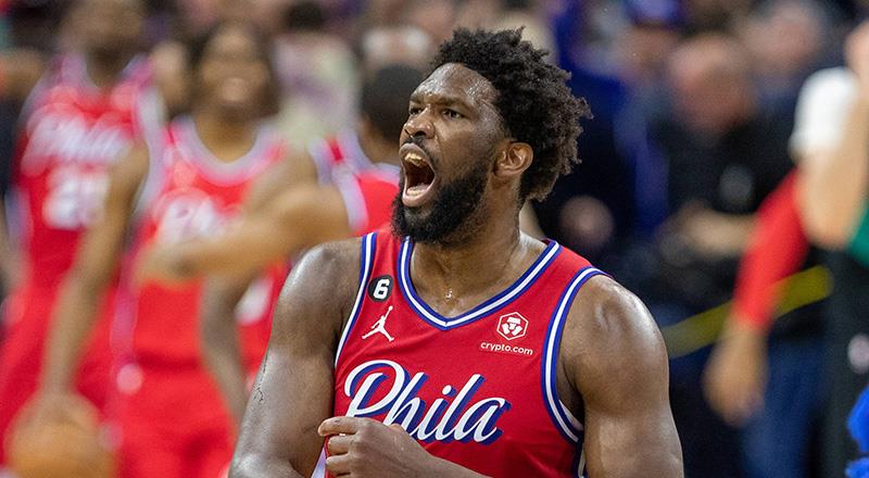 Tecrübeli basketbolcu, Shaquille O'Neal'dan bu yana sayı kralı olan ilk pivot oldu. Ayrıca Embiid, Moses Malone'dan beri normal sezonu 30 ve üstü sayı ortalamasıyla tamamlayan ilk pivot olmayı başardı.
