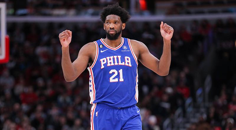 2,13 metrelik uzun boyuna rağmen hızı, top sürme kabiliyeti ve şutör kimliğiyle ön plana çıkan Embiid, düzenli forma giymeye başladıktan sonra 76ers'a seviye atlattı. 76ers'ı bir play-off takımı haline getiren Embiid, ilk sezonunda 31 maça çıkmasına rağmen yılın en iyi çaylak 5'ine girdi.