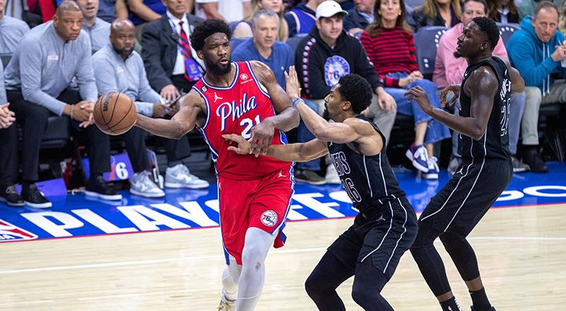 Embiid, NBA'deki ilk sezonunda ise bu kez diz sakatlığı yaşadığı için 31 maçta görev yapabildi.Embiid, NBA'deki ilk sezonunda ise bu kez diz sakatlığı yaşadığı için 31 maçta görev yapabildi.