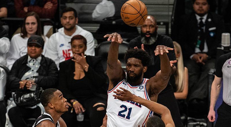 Embiid, bir basketbol kampında eski NBA oyuncusu Luc Mbah a Moute tarafından keşfedildi ve 16 yaşında bu sporu profesyonel olarak yapmak için ABD'ye yerleşti.