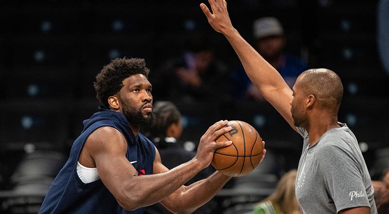 Kamerun'un başkenti Yaounde'de 1994'te dünyaya gelen Embiid, çocukluk yıllarında basketbol yerine voleybol ve futbolu tercih etti. Basketbola 15 yaşında başlayan Embiid, kendisine NBA'in efsane isimlerinden Hakeem Olajuwon'u örnek aldı.