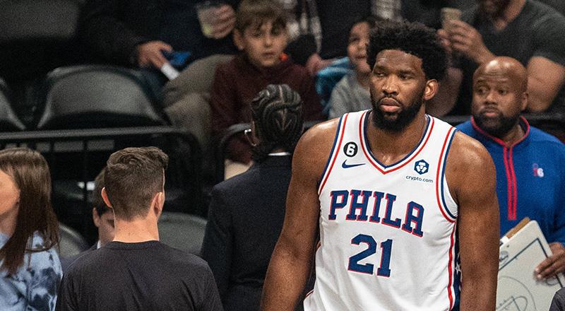 Geçmiş yıllarda yaşadığı zorlu süreci, "karanlıkta gibiydim. Basketbolu bırakmayı düşündüm. Sadece eve gitmek ve her şeyi arkamda bırakmak istedim" sözleriyle aktaran Embiid, ödülü kazandığını öğrendiği anlarda ise gözyaşlarına hakim olamadı.