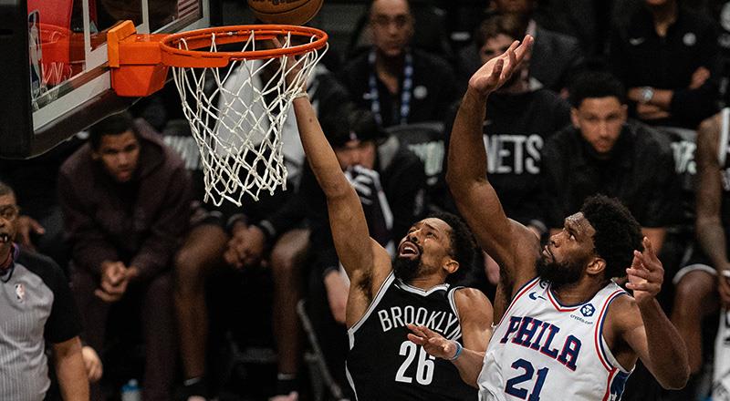 Philadelphia 76ers forması giyen Joel Embiid, kariyerinin ilk döneminde sakatlıklar ve kardeşinin ölümüyle sarsıldı ama pes etmeyerek sezonun en değerli oyuncusu ödülüne uzanan görkemli bir kariyere imza attı.