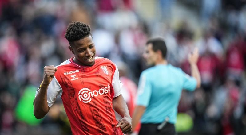 Galatasaray yönetimi bu sezon Braga ile 14 gol atan Simon Banza'yı forvet listesine ekledi. İlerleyen günlerde iki kulüp arasında görüşme planlanıyor. (Takvim) Galatasaray yönetimi bu sezon Braga ile 14 gol atan Simon Banza'yı forvet listesine ekledi. İlerleyen günlerde iki kulüp arasında görüşme planlanıyor. (Takvim)