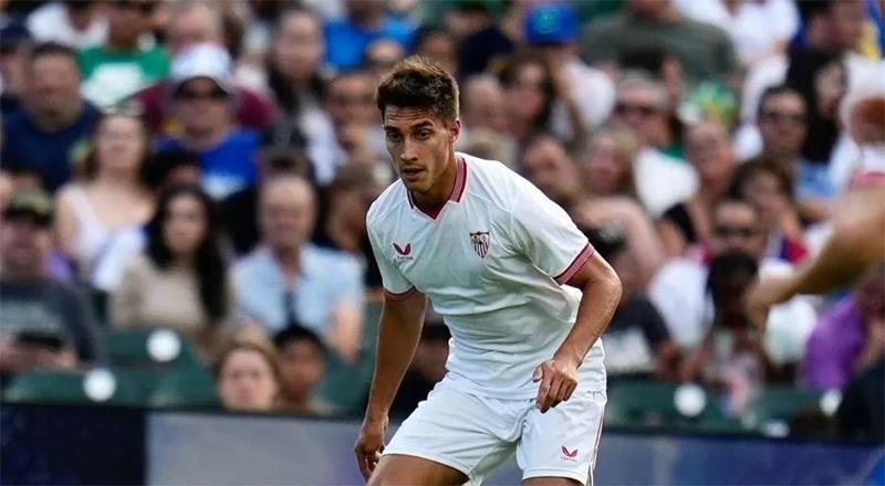 Beşiktaş'ta stoper mevki adaylarına bir yenisi daha eklendi. Menajerlerin, savunmasını güçlendirmek için uğraşan siyah-beyazlılara Federico Gattoni'yi önerdiği iddia edildi. Sevilla'da forma giyen 24 yaşındaki Arjantinli stoperin satın alma opsiyonluk kiralık olarak gelebileceği belirtildi. (Fotomaç)