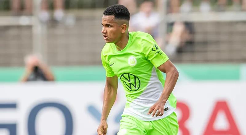 Ara transfer döneminde sol beke takviye yapması beklenen Galatasaray'da flaş gelişmeler yaşanıyor. Angelino'yu kadrosunda düşünmeyen sarı kırmızılı yönetim sezon başında istediği 26 yaşındaki Brezilyalı sol bek Rogerio'ya bir kez daha talip oldu. Cimbom, Alman kulübüyle görüşmelere başladı. (Fotomaç)