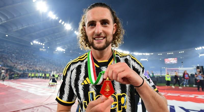 Fenerbahçe Başkanı Ali Koç, Sportif Direktör Mario Branco ve Teknik Direktör Jose Mourinho'nun takıma yapılacak takviyeler için yaptığı toplantıda liste başı isim ortaya çıktı. Sarı-lacivertlilerin Juventus ile olan sözleşmesi sona eren Adrien Rabiot için menajeri ile iletişime geçildiği öğrenildi. (Takvim)