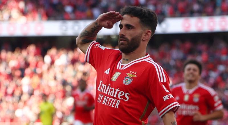 Galatasaray, Benfica ile sözleşmesi biten 31 yaşındaki Rafa Silva ile resmi temas kurdu. Sarı-kırmızılı yöneticilerin ilk görüşmede 3 yıllık kontrat düşündükleri ve 2.5 milyon Euro'luk yıllık ücreti karşılamaya hazır oldukları bildirildi. İmza parası için pazarlıklar sürüyor. (Sabah)