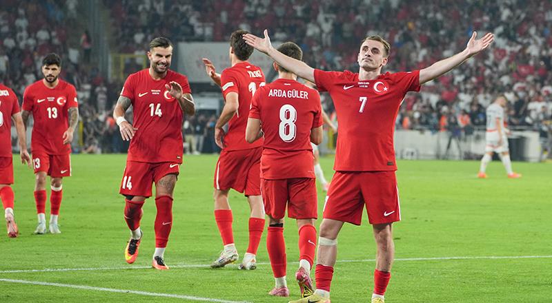 Yapılan yorumlarda "Benfica'nın forveti, ustaca bir futbolla Türkiye'yi galibiyete taşıdı. Aktürkoğlu artık Benfica'da yeni teknik direktör Bruno Lage'nin yanında antrenmanlara çıkacak ve sol kanatta ikinci forvet olarak kullanılabilir." denildi.